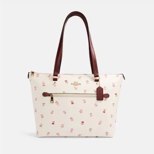 NWT - Gallery Tote With Heart Floral Print